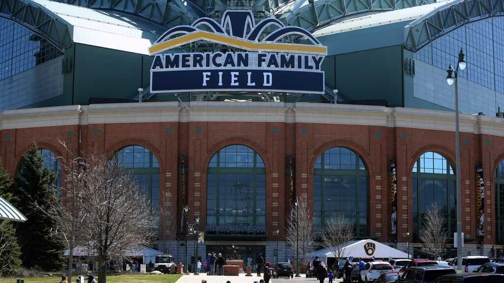 Escalator malfunction at Brewers' park injures 11 people - ESPN