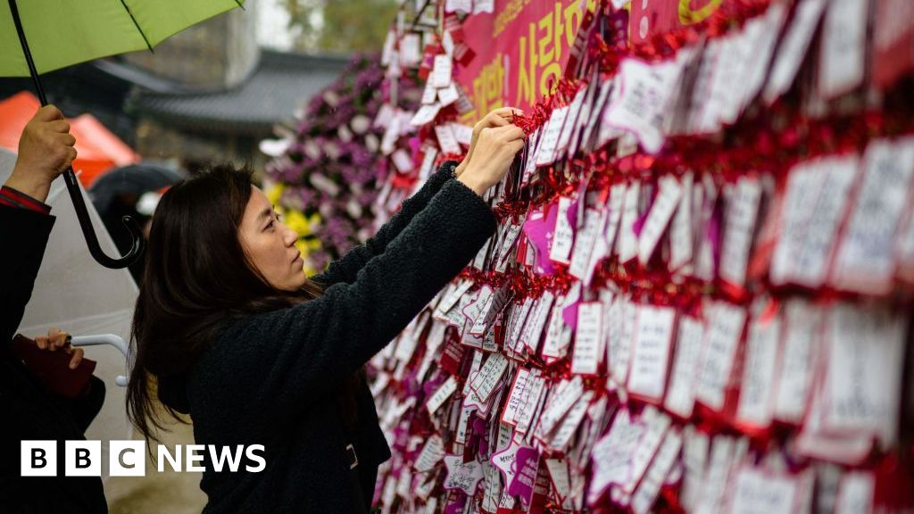 APT.: "Forbidden" song haunts South Korea's Suneung students