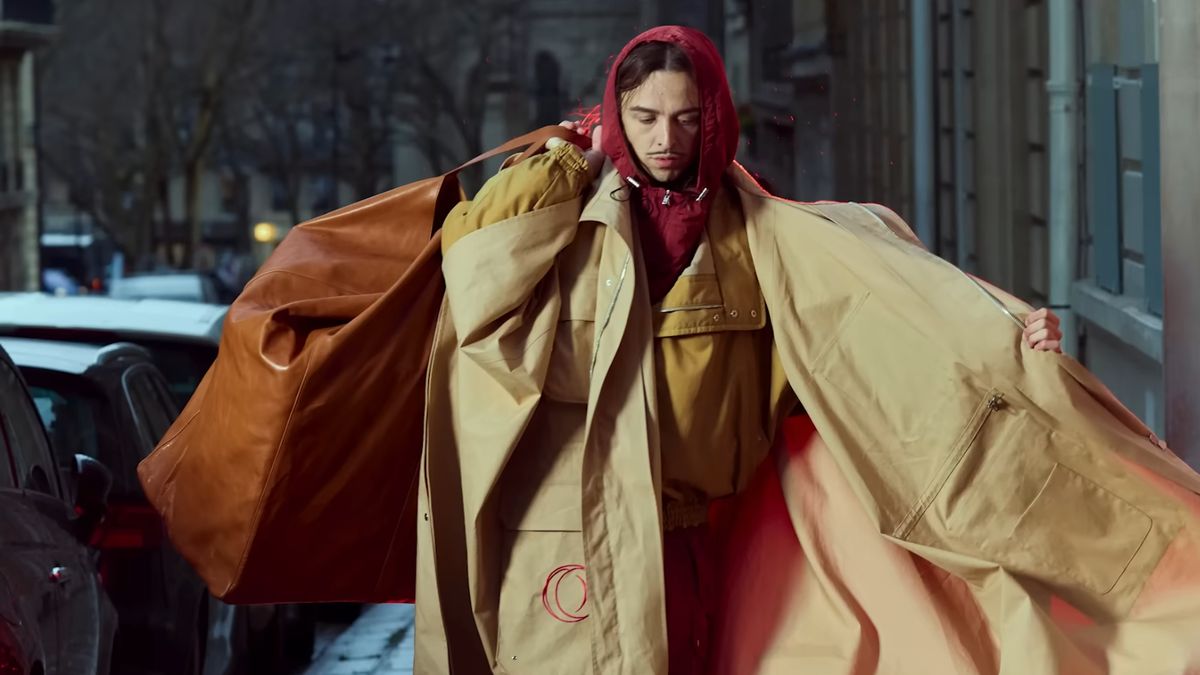 Sometimes fashion is an XXXXXXL purse for holding an entire desktop computer that's also an advertisement for a web browser