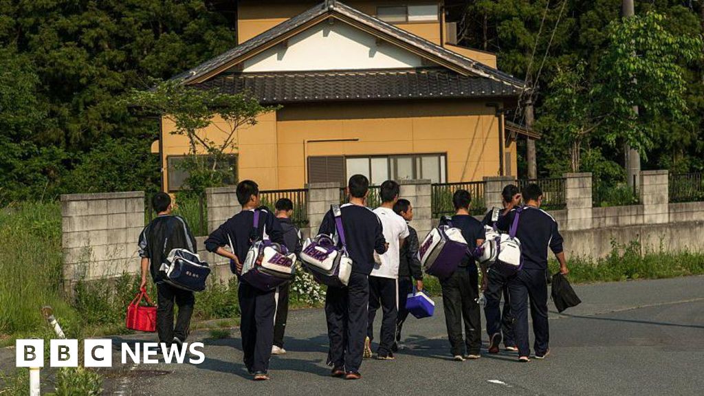 Japan: Survey finds record low number of teen boys had first kiss