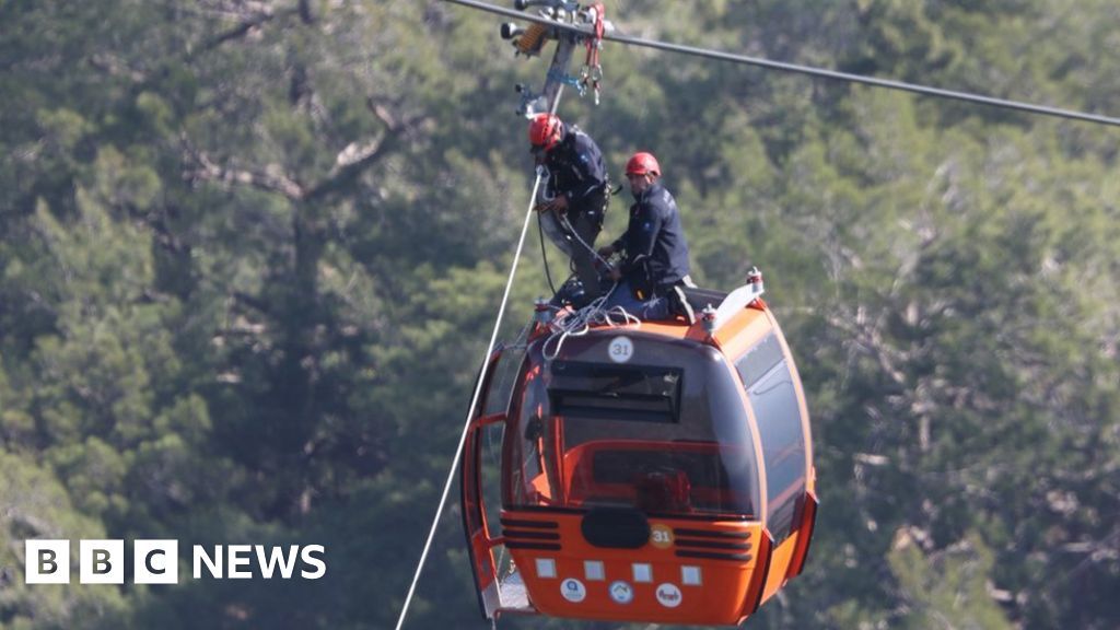 Antalya: Dozens stranded, ten injured and one killed in Turkey cable car crash